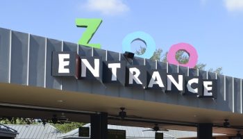 a sign for a zoo entrance
