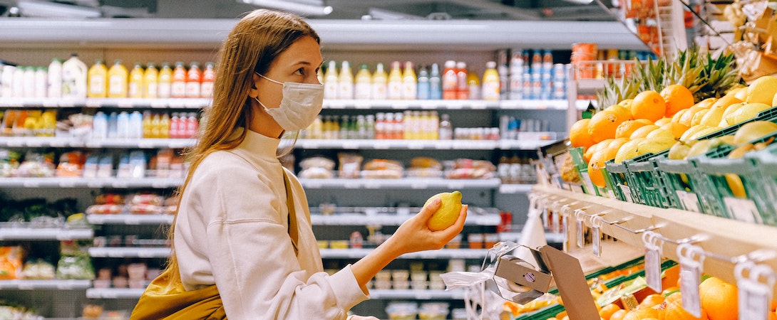 woman-holding-lemon